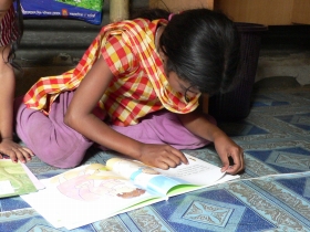 絵本を読むバングラデシュの少女