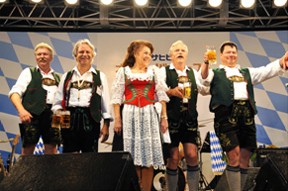 ドイツの民族音楽が本場の雰囲気を演出