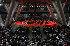 2010年東京公演の様子　（c）久保靖夫