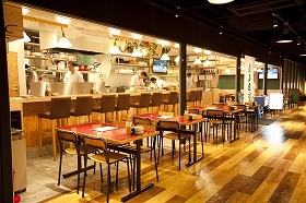 気軽に立ち寄れる開放的な雰囲気の「青山食堂」　