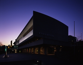 東京国立近代美術館(本館)外観夜の写真  Photo :上野則宏