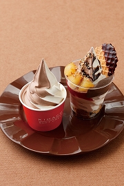 「チョコレート＆バニラ」のソフトクリーム（左）とトライフルサンデー（右）